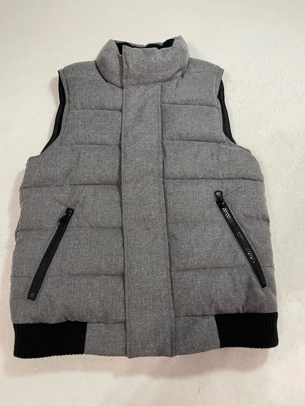 GAP Kids Gray and black puff vest size small‎